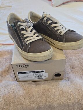 Taos Footwear Gray Low-Top Lace-Up Sneakers with Side Zip